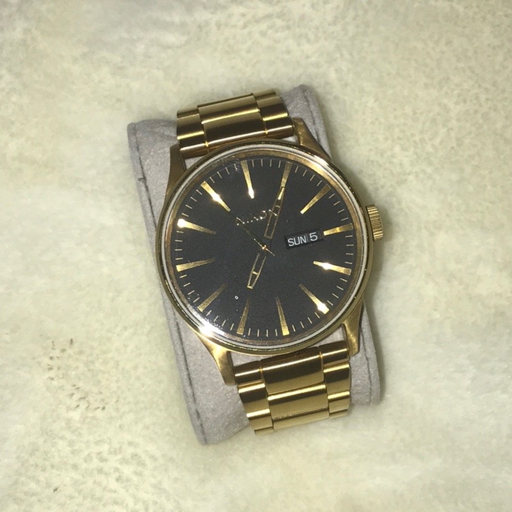 Nixon men’s watch Sentry style - yellow gold